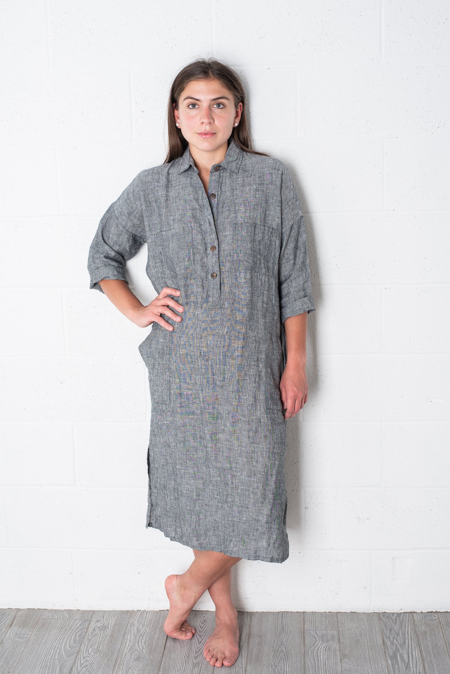 Chic and relaxed: Woman in a medium-weight linen midi dress.