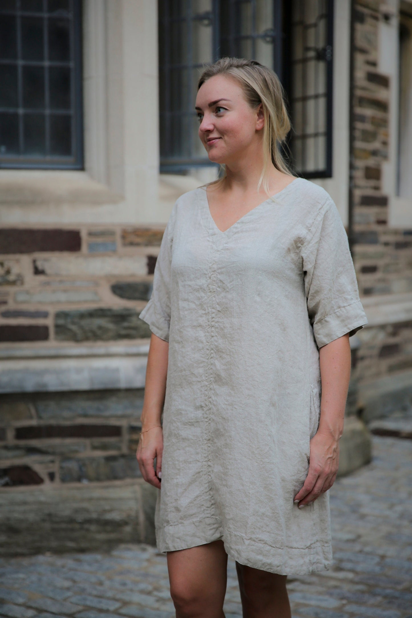 Chic Linen V-Neck Tunic - Perfect Plus Size Gift for Mom