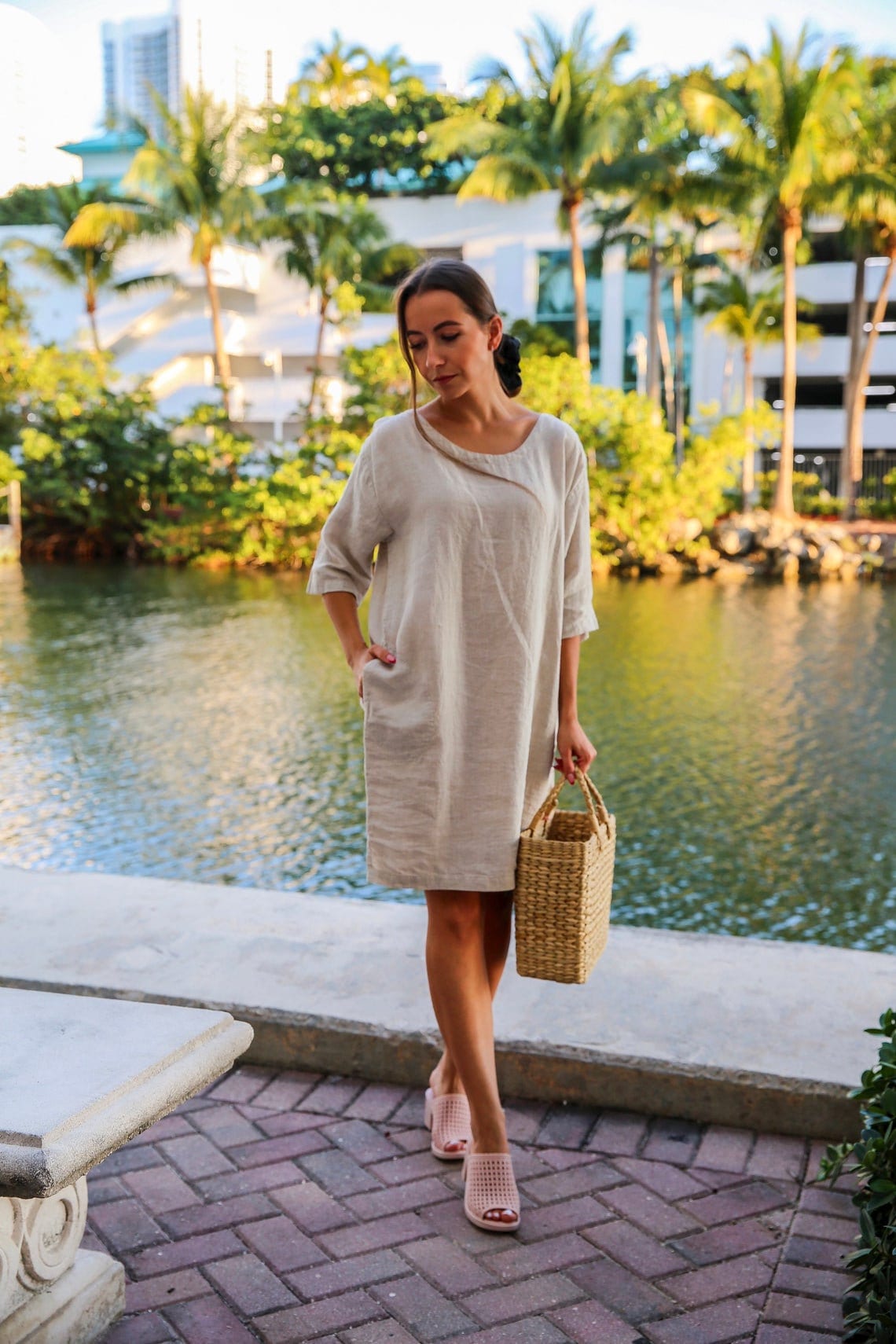 A relaxed autumn day look with a woman in a linen tunic dress.