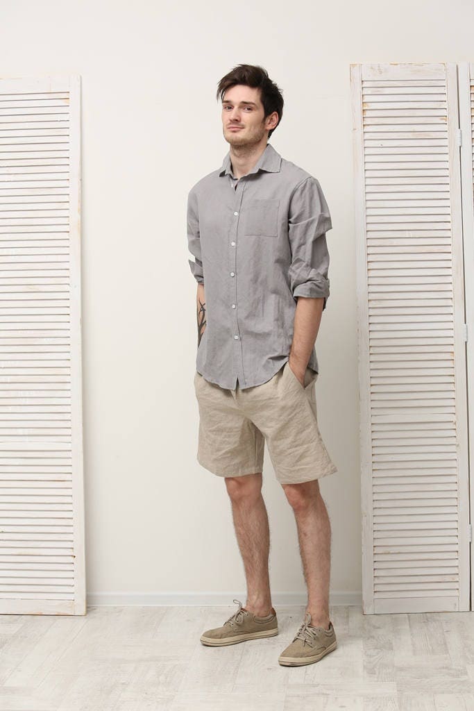 Perfect fit: Man in the versatile and breathable Linen Men's Shorts.