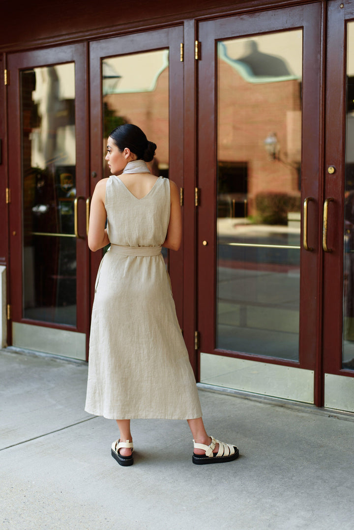 Sleeveless wrap dress: A blend of simplicity and sophistication in linen.